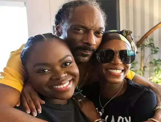 Filha caçula de Snoop Dogg é hospitalizada ao sofrer grave derrame