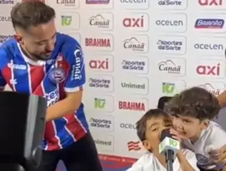 Filho de Everton Ribeiro canta hino do Flamengo em apresentação do pai no Bahia