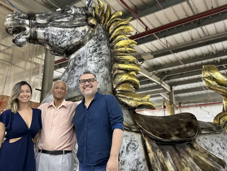 Filho de homenageado do Tuiuti visita barracão da escola para o Carnaval 2024
