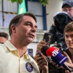“Chegou a hora da mudança”: Flávio Bolsonaro fala após votar no Rio de Janeiro