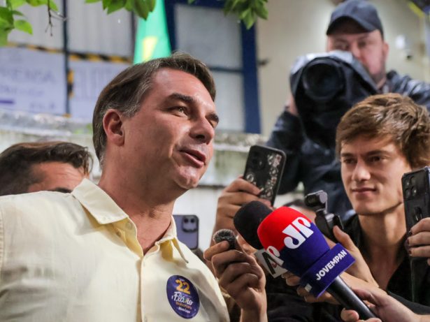 “Chegou a hora da mudança”: Flávio Bolsonaro fala após votar no Rio de Janeiro