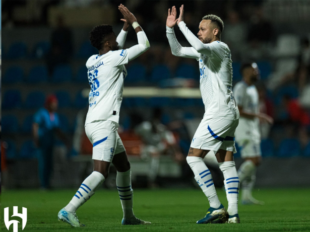 Neymar volta aos campos, marca gol e dá assistência em jogo-treino do Al-Hilal