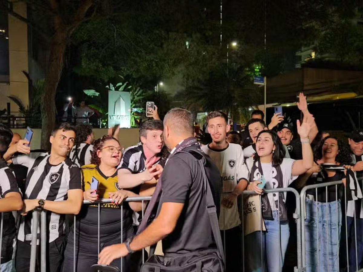 Arthur Jorge em chegada no hotel (Victor Silva/Botafogo)