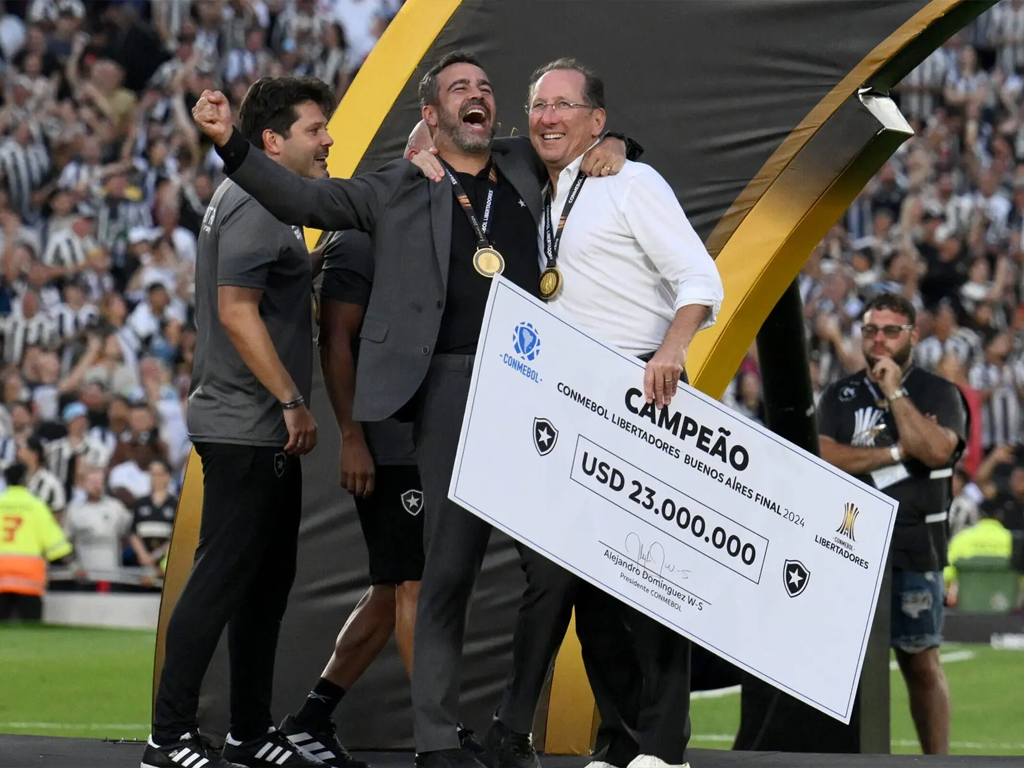 Artur Jorge e John Textor, na comemoração do título da Libertadores de 2024 (Luis Robayo/AFP)