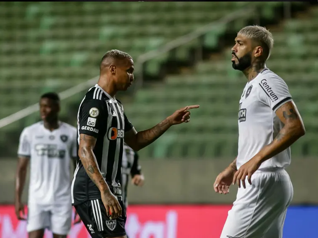 Deyverson provocou Alexander Barboza durante o empate entre Atlético-MG e Botafogo, pelo Brasileirão (Fernando Moreno/AGIF)