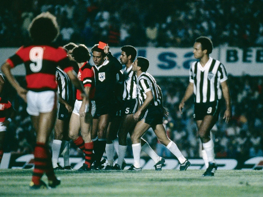 Atlético-MG e Flamengo, na semifinal da Libertadores de 1981, protagonizaram um dos jogos mais polêmicos da história do futebol brasileiro (Acervo Placar)