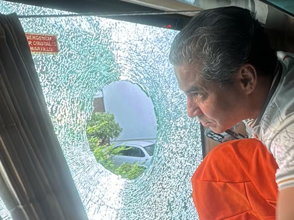 Ônibus com atleticanos foi apedrejado horas antes de partida pela Libertadores contra o River (Vinicius Mendes)