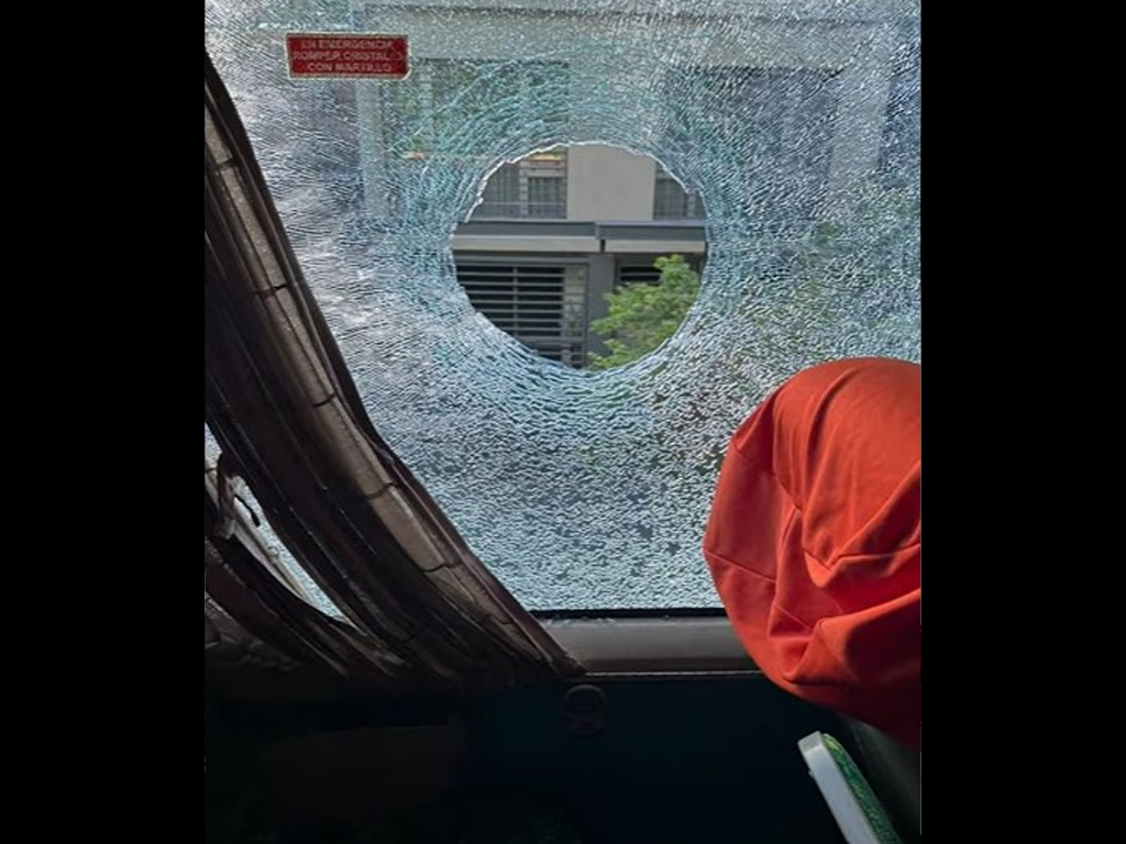 Ônibus com atleticanos foi apedrejado horas antes de partida pela Libertadores contra o River (Reprodução)