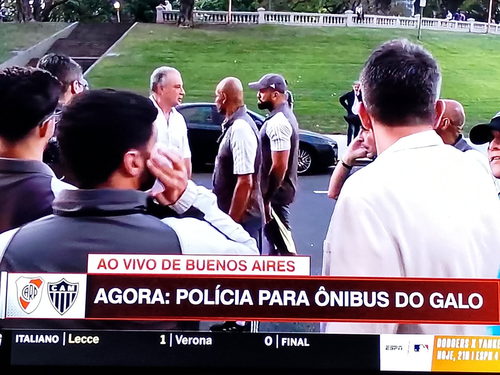 Ônibus com atleticanos foi apedrejado horas antes de partida pela Libertadores contra o River (Reprodução)