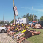 Mais de 250 torcedores do Peñarol são detidos após confusão em praia do Rio