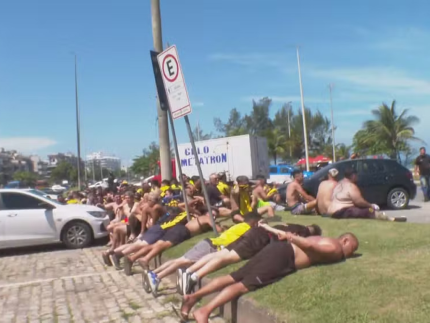 Mais de 250 torcedores do Peñarol são detidos após confusão em praia do Rio