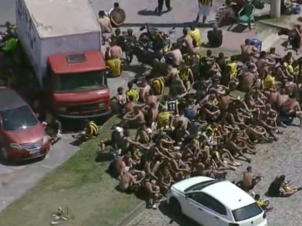 Torcedores uruguaios foram presos após confusão em praia do Recreio, no Rio de Janeiro (Reprodução)