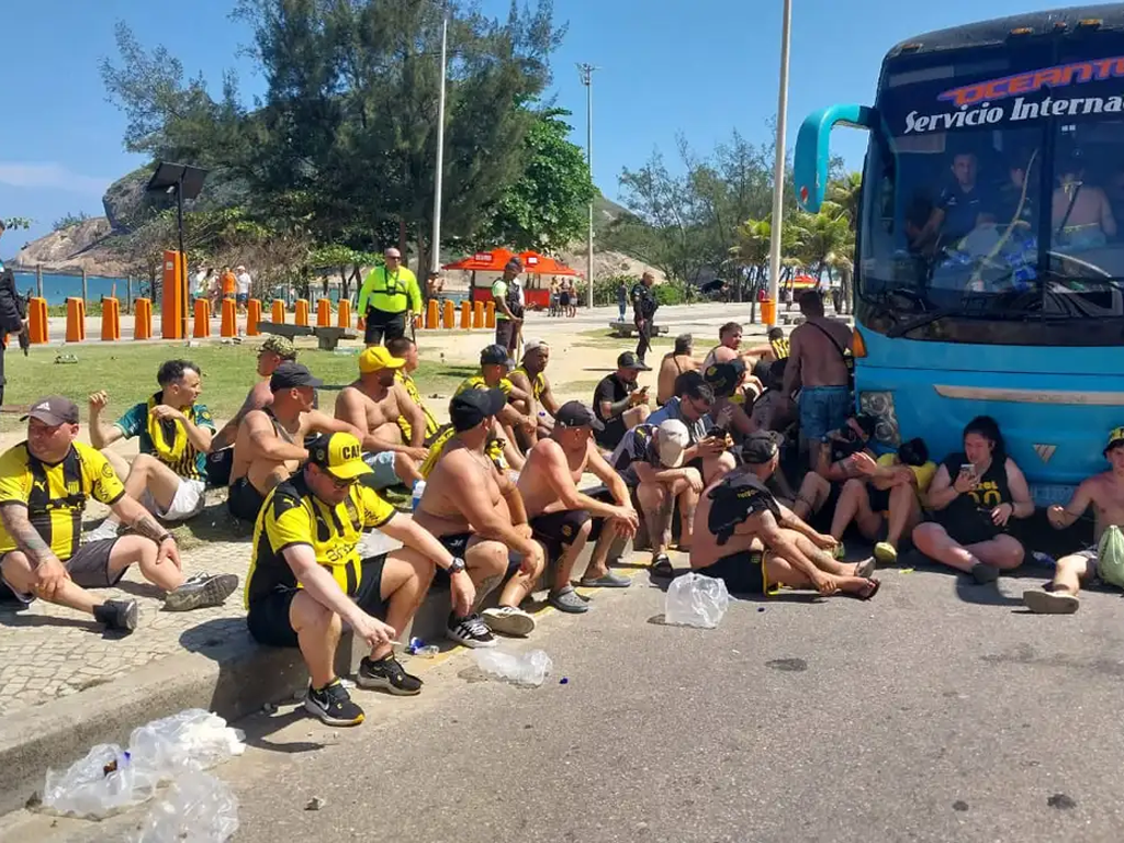 Torcedores uruguaios foram presos após confusão em praia do Recreio, no Rio de Janeiro (Reprodução)