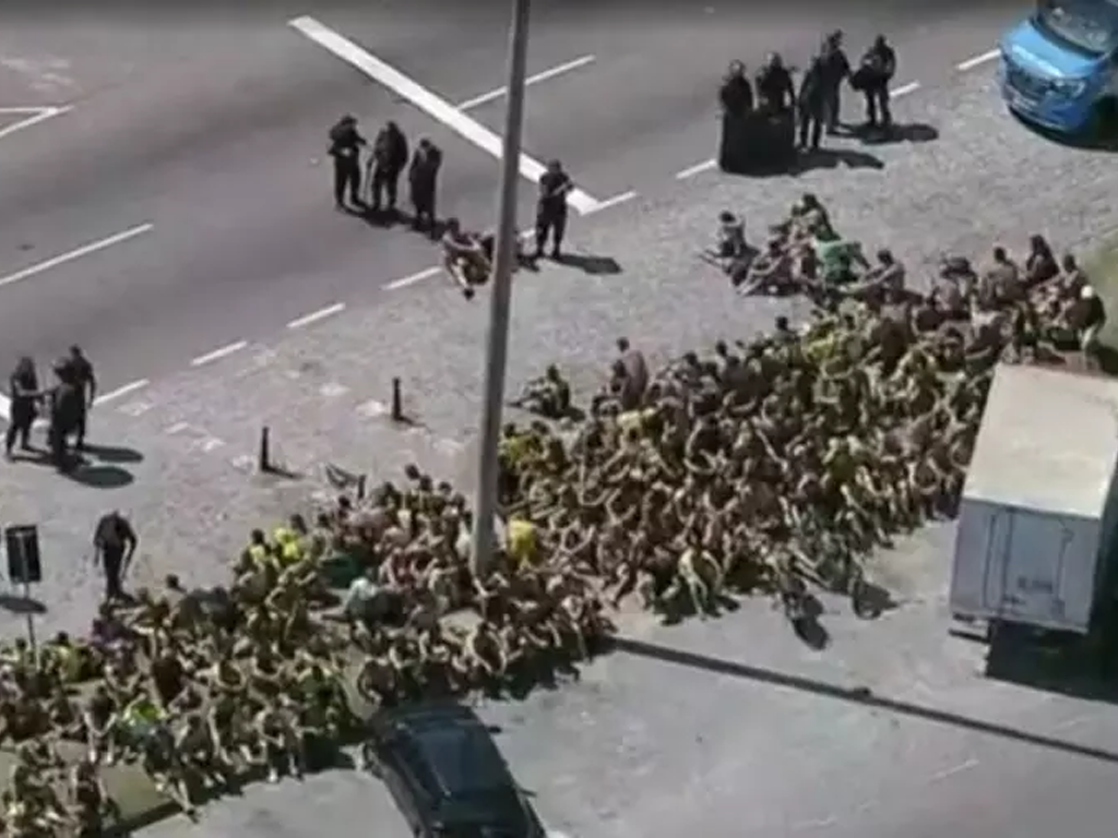 Torcedores uruguaios foram presos após confusão em praia do Recreio, no Rio de Janeiro (Reprodução)