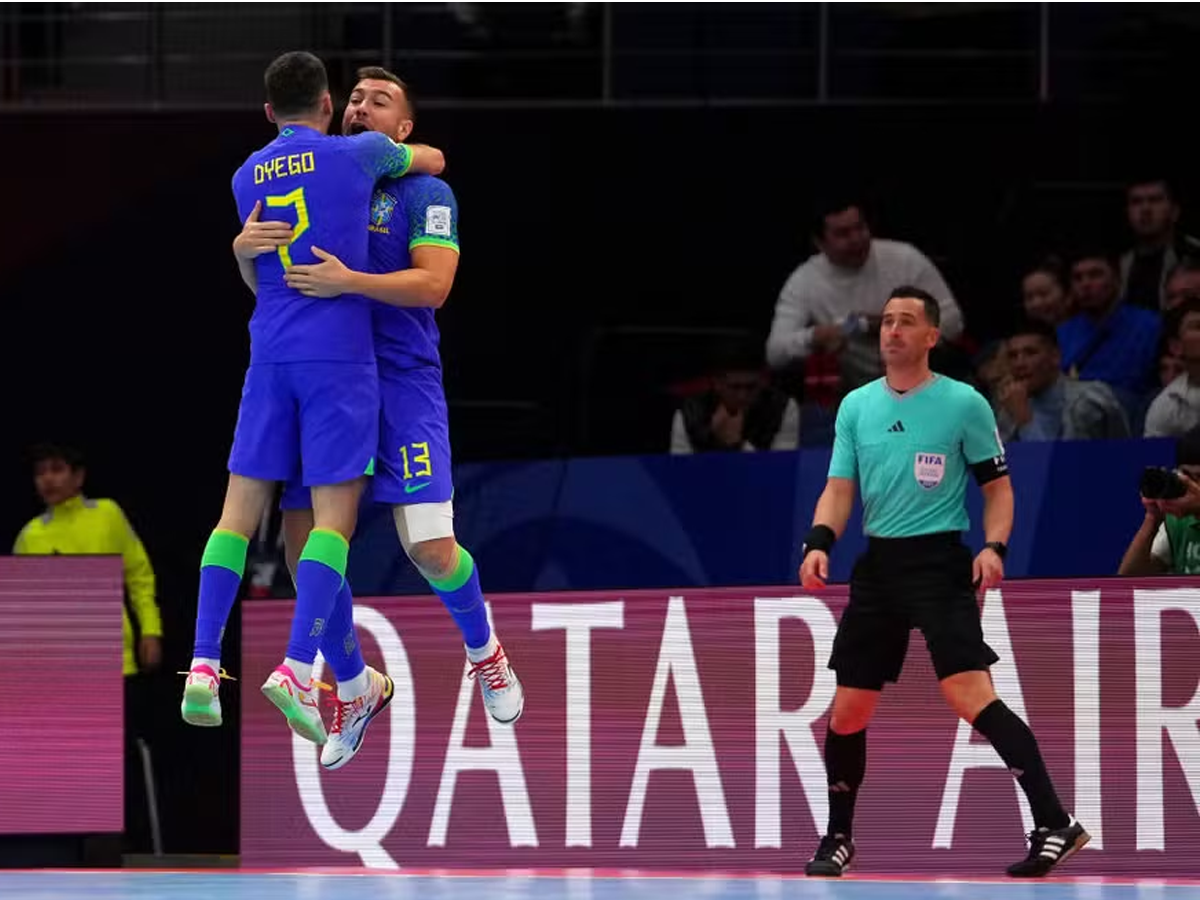 Brasil venceu a Ucrânia de virada e garantiu vaga na final da Copa do Mundo de futsal depois de 12 anos (Getty Images)