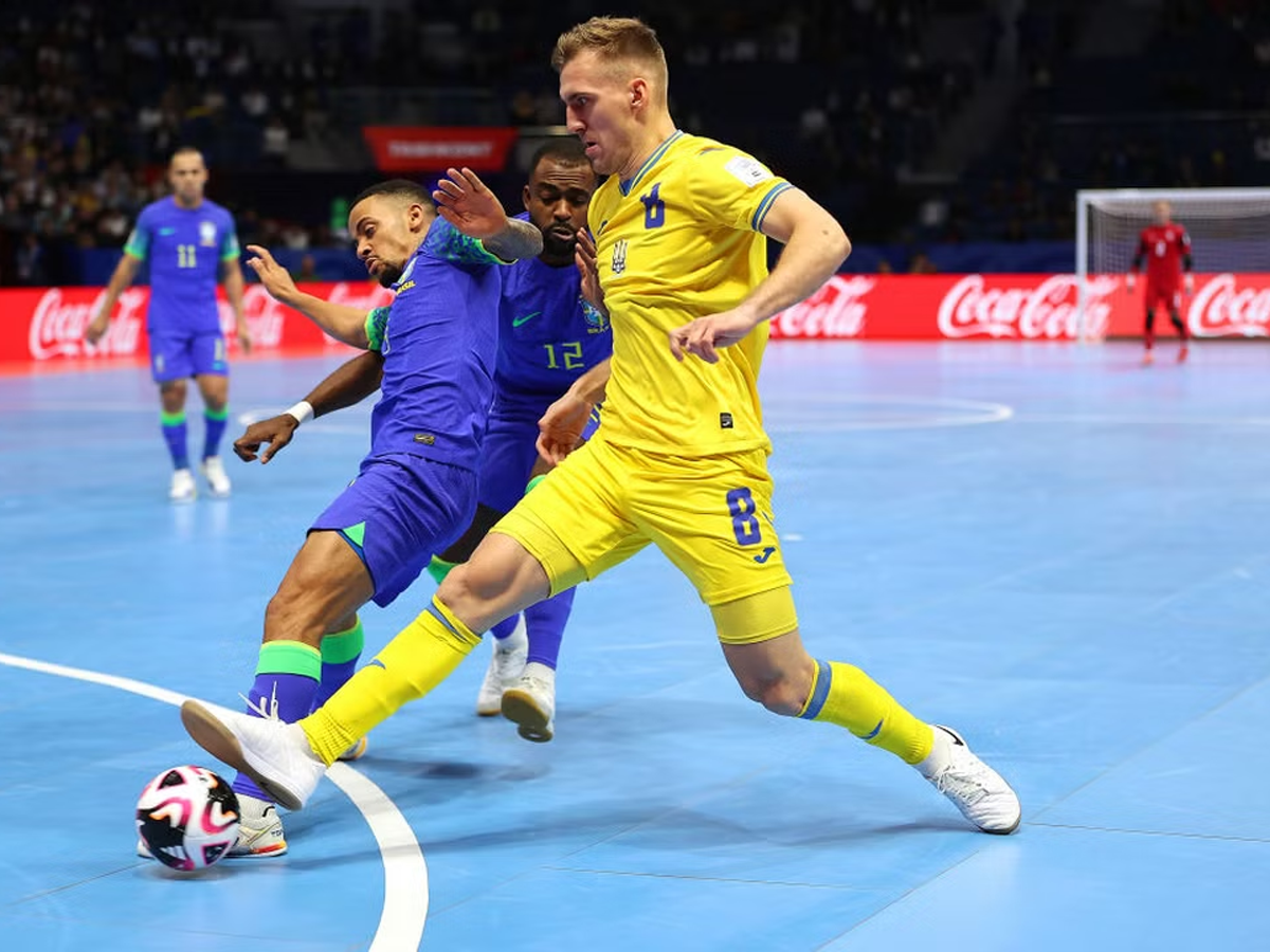 Brasil venceu a Ucrânia de virada e garantiu vaga na final da Copa do Mundo de futsal depois de 12 anos (Getty Images)