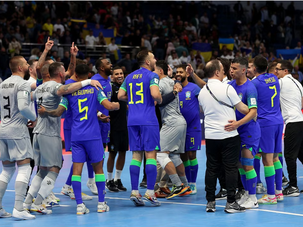 Brasil venceu a Ucrânia de virada e garantiu vaga na final da Copa do Mundo de futsal depois de 12 anos (Getty Images)