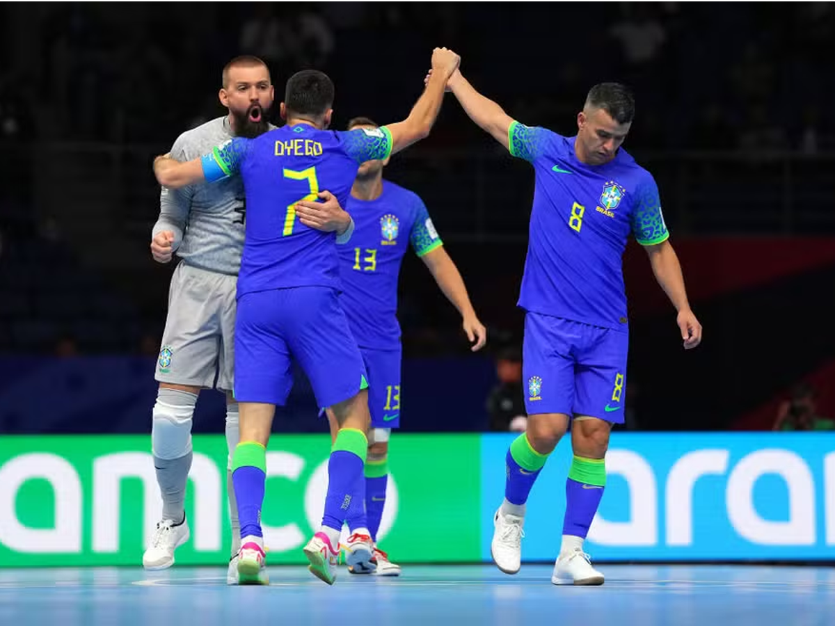 Brasil venceu a Ucrânia de virada e garantiu vaga na final da Copa do Mundo de futsal depois de 12 anos (Getty Images)