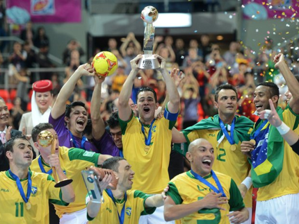 Há 12 anos, Brasil conquistava a Copa do Mundo de futsal pela última vez em final emocionante