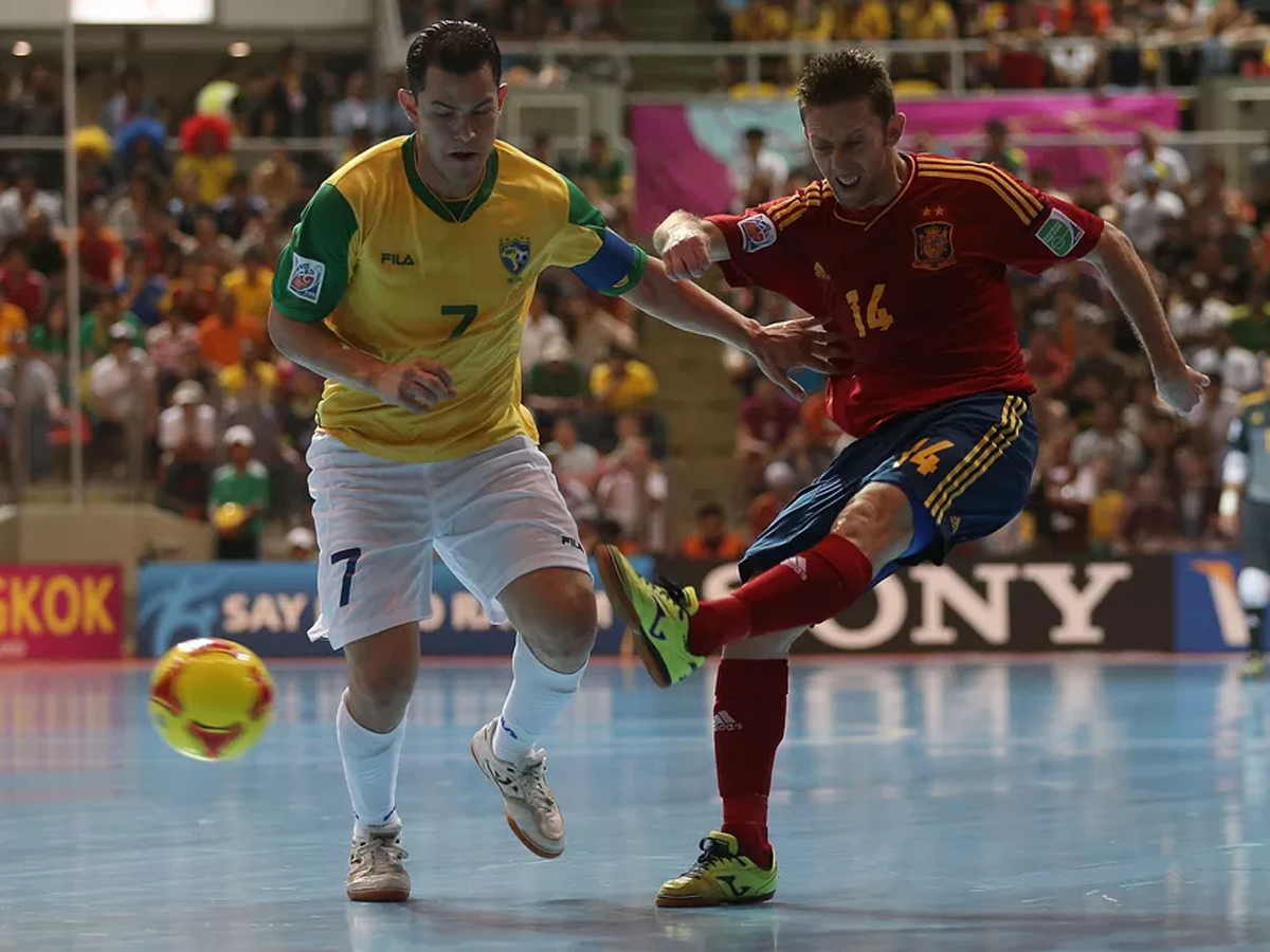 Vinicius na marcação de Alemão, brasileiro naturalizado espanhol (Chris McGrath/Getty Images/Fifa)