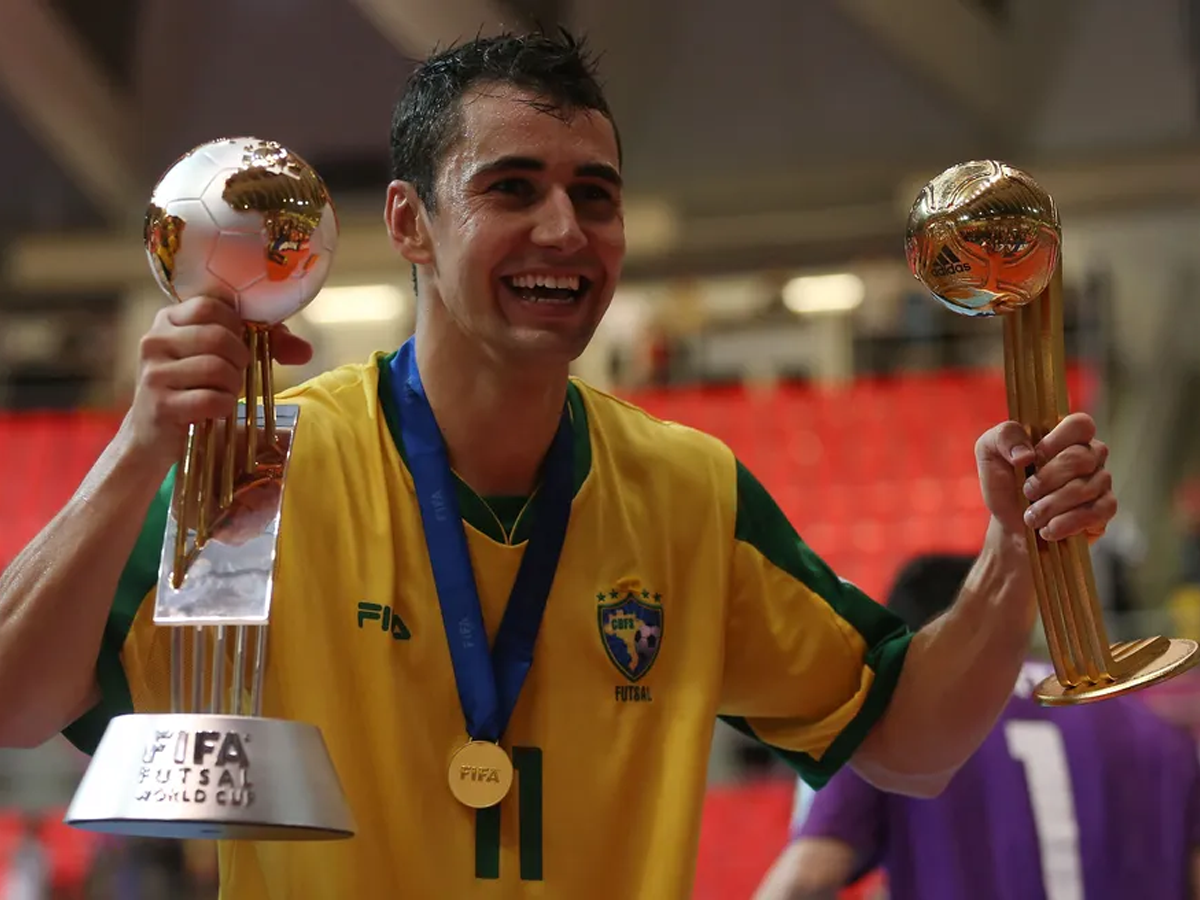 Autor do gol do título, Neto ainda faturou a Bola de Ouro Fifa de melhor jogador do mundo em 2012 (Chris McGrath/Getty Images/Fifa)