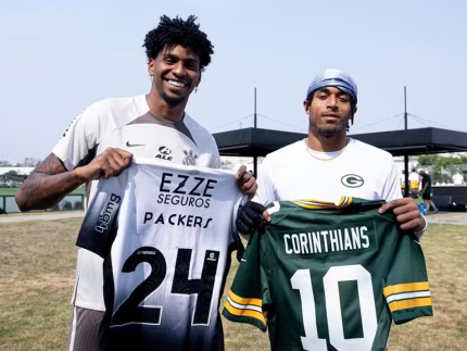 Hugo Souza trocou camisas durante treino do Green Bay Packers (Divulgação/Corinthians)