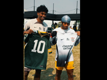 Hugo Souza trocou camisas durante treino do Green Bay Packers (Divulgação/Corinthians)