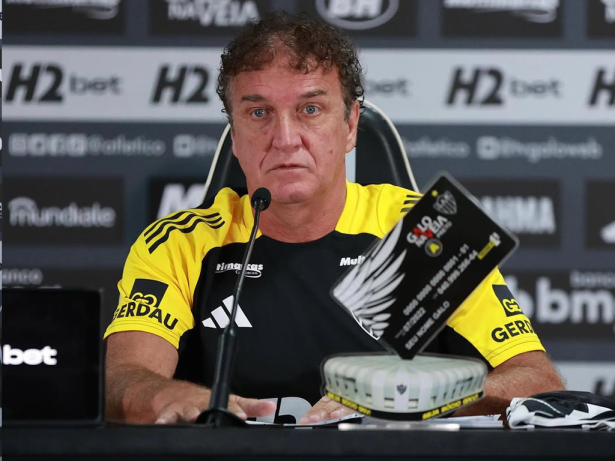 Pressionado após derrota no clássico, Cuca tem futuro em debate no Atlético-MG