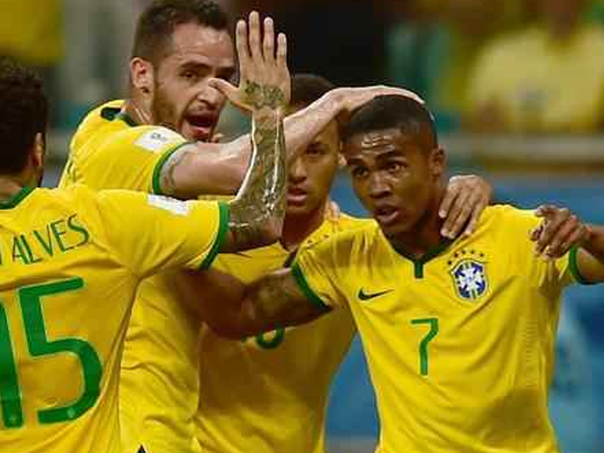 Douglas Costa pela seleção brasileira (AFP)