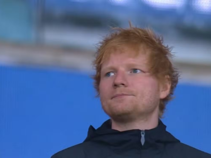 Ed Sheeran se desentende com técnico do Manchester United após jogo do Campeonato Inglês