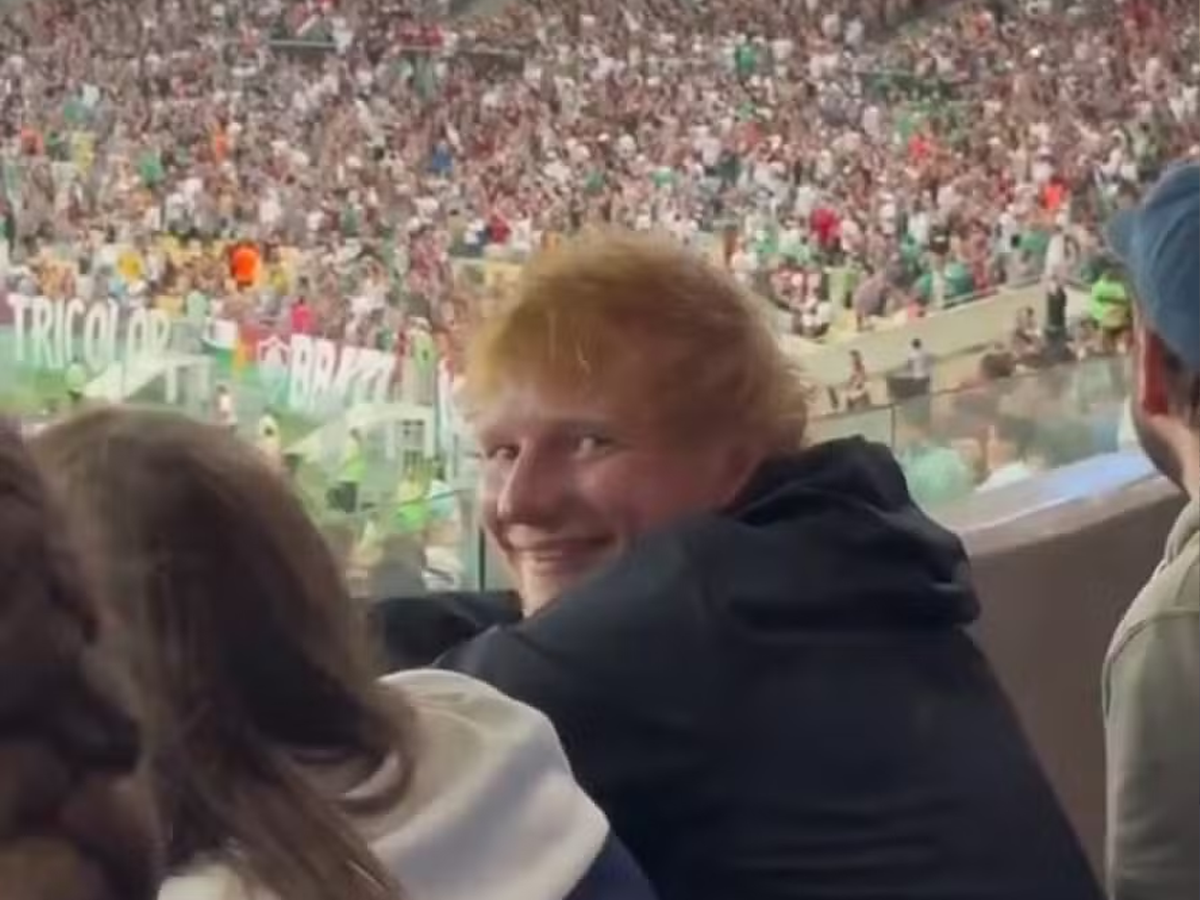 Ed Sheeran em partida do Fluminense contra o Atlético-MG, pela Libertadores, no Maracanã (Reprodução)