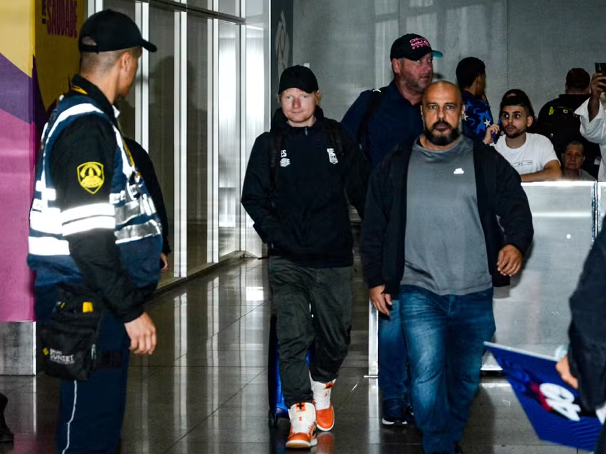 Ed Shreeran em chegada ao Rio de Janeiro (AgNews)