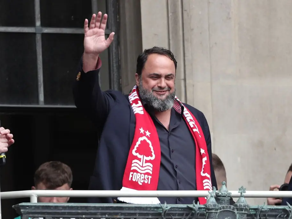 Evangelos Marinakis, bilionário dono de clubes na Europa e que está interessado em comprar SAF do Vasco (Reprodução)