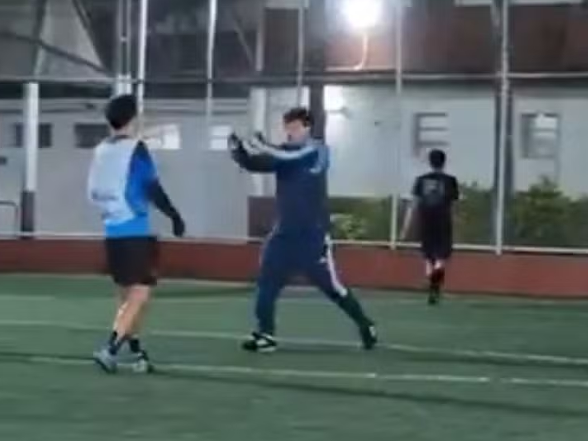 Fernando Diniz treinando jovens universitários (Reprodução)