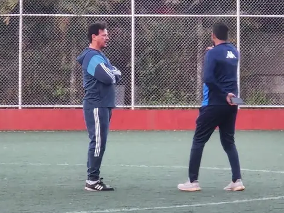 Fernando Diniz treinando jovens universitários (Reprodução)