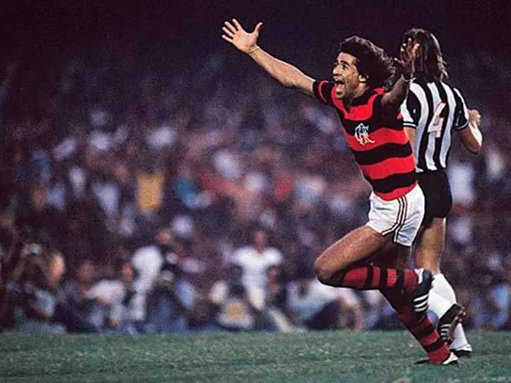 Nunes, marcando gol do título do Flamengo contra o Atlético-MG, pelo Brasileirão de 1980 (Acervo Nacional)