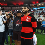 Com camisa de Zico e apoio da torcida, Gabigol assistiu jogo com “climão” no Maracanã