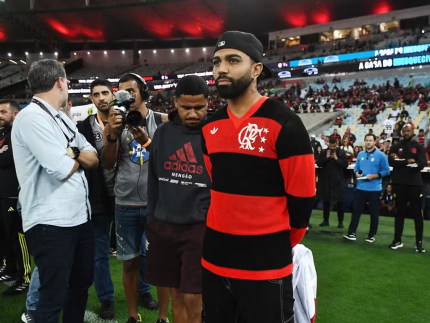 Com camisa de Zico e apoio da torcida, Gabigol assistiu jogo com “climão” no Maracanã