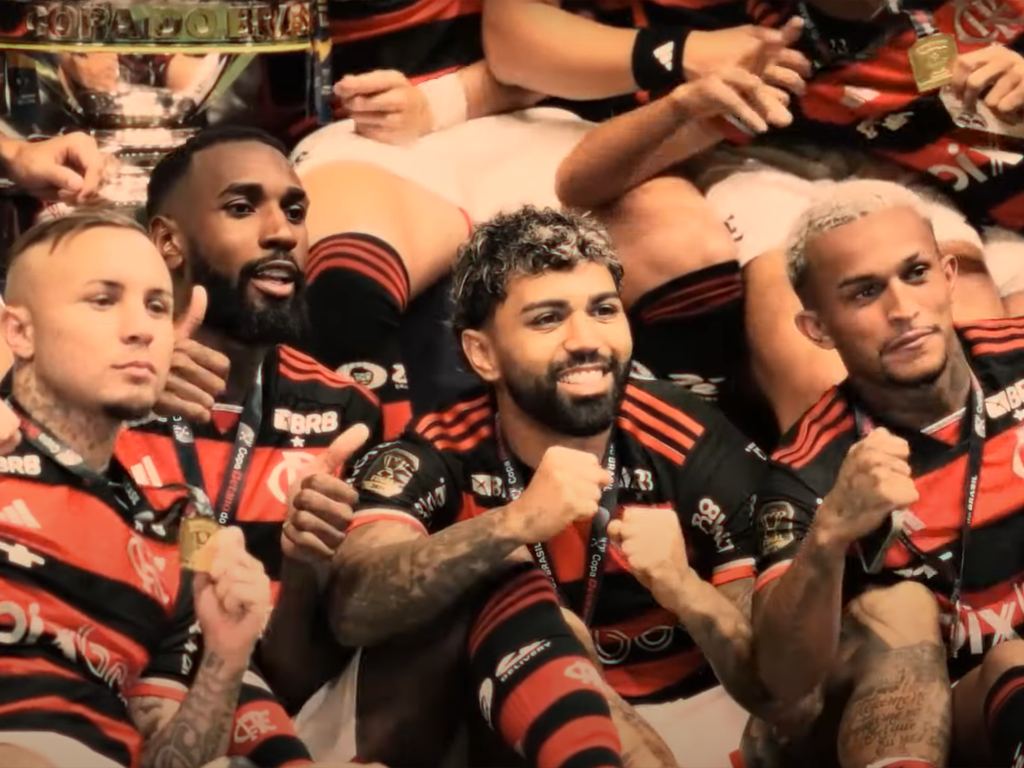 Gabigol ao lado de companheiros de Flamengo durante a final da Copa do Brasil (Reprodução)