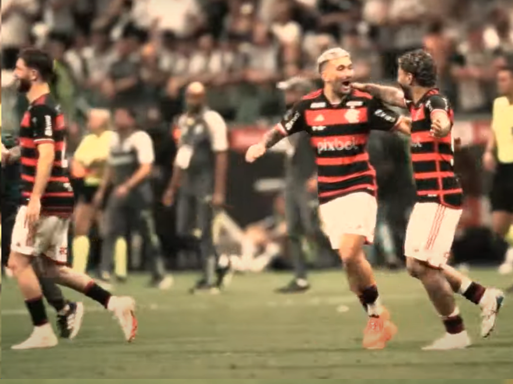 Gabigol ao lado de companheiros de Flamengo durante a final da Copa do Brasil (Reprodução)