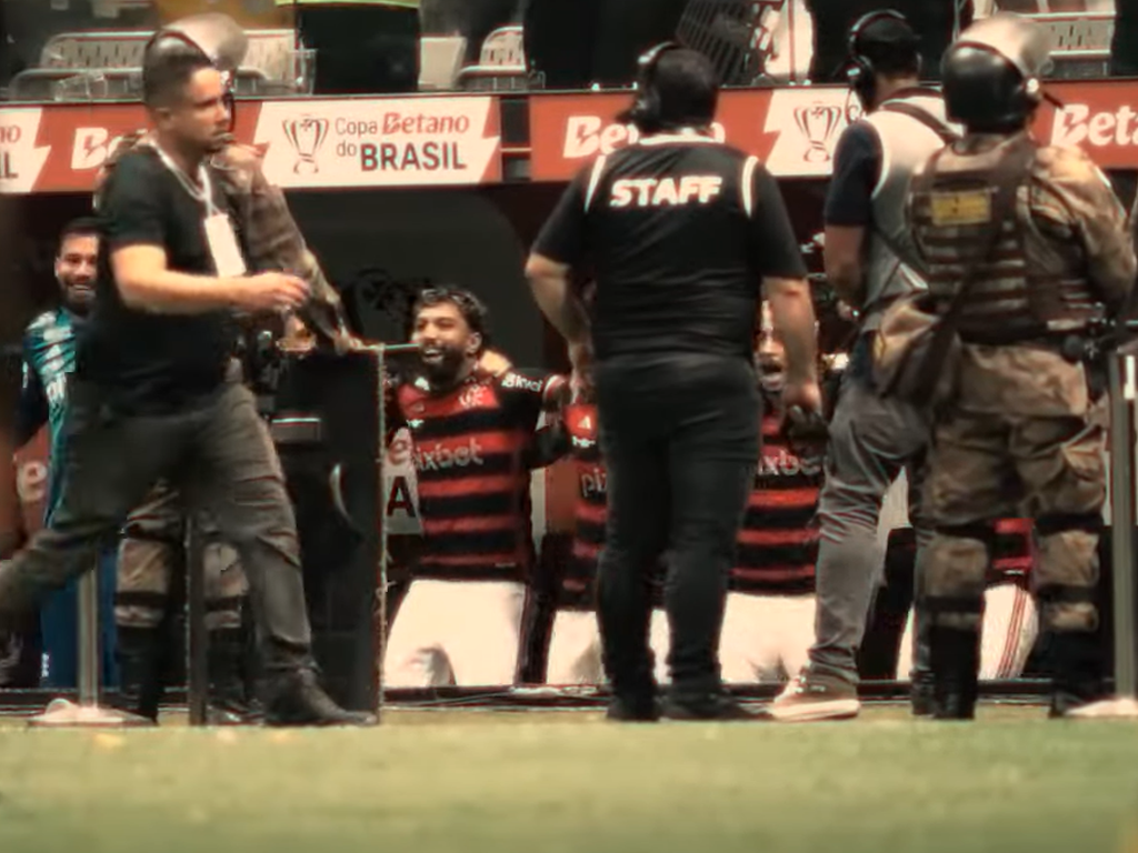 Gabigol ao lado de companheiros de Flamengo durante a final da Copa do Brasil (Reprodução)