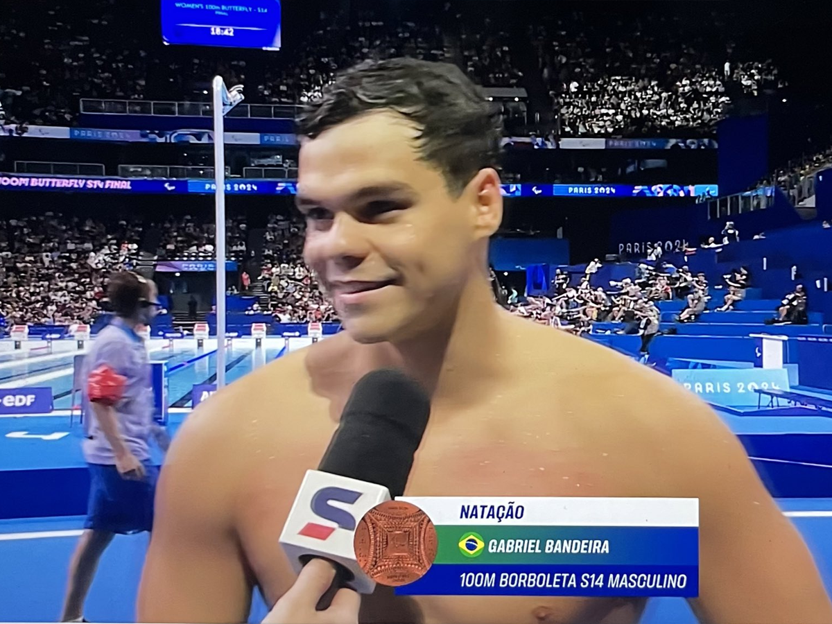 Gabriel Bandeira conquistou o bronze nos 100m borboleta na modalidade S14 (Reprodução)