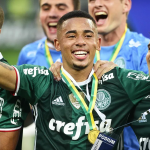 De volta à origem: Gabriel Jesus treina no CT do Palmeiras durante folga do Arsenal