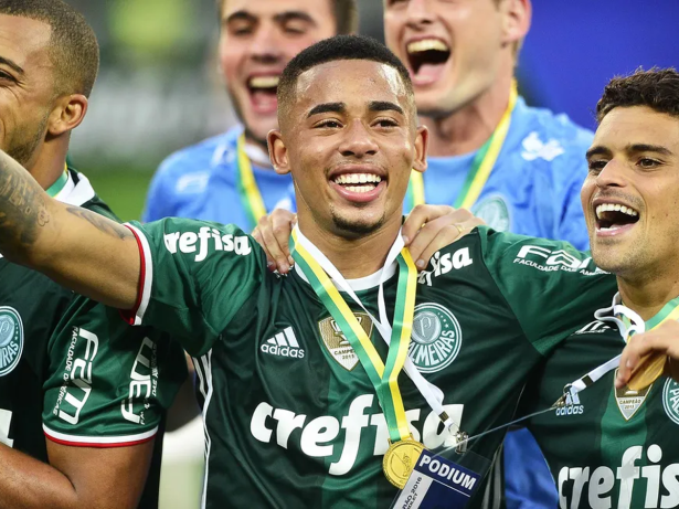 De volta à origem: Gabriel Jesus treina no CT do Palmeiras durante folga do Arsenal