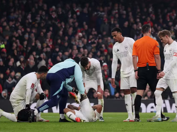 Gabriel Jesus sofre nova lesão e sai chorando na maca