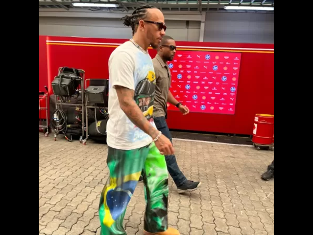 Lewis Hamilton homenageou Ayrton Senna e o Brasil com sua roupa no GP de São Paulo (Rodrigo Matuck)