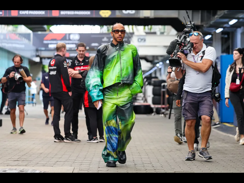 Look de Hamilton em homenagem a Senna, durante o GP de São Paulo de 2023 (Reprodução)