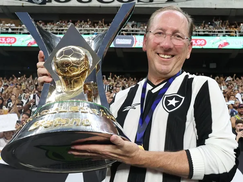 John Textor junto a taça do Brasileirão de 2024 (Victor Silva/Botafogo)