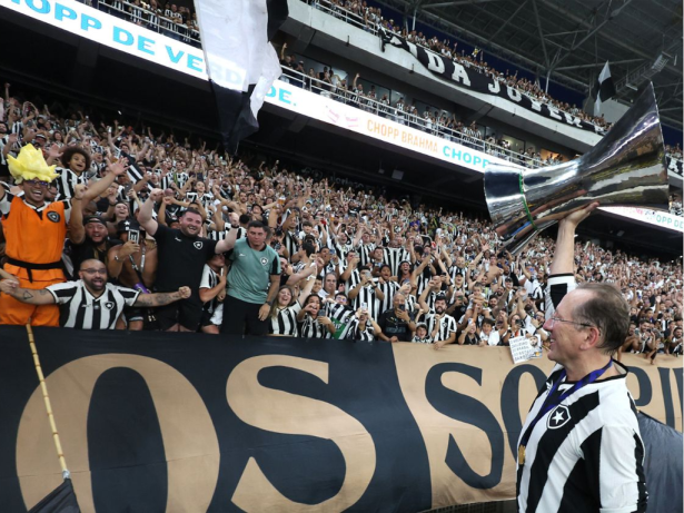 Torcida do Botafogo convoca protesto contra John Textor no Nilton Santos