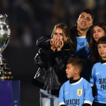 Suárez se despede da seleção uruguaia com homenagens e se emociona antes de jogo